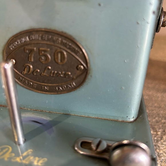 Sewing Machine - Picture 5 of 12